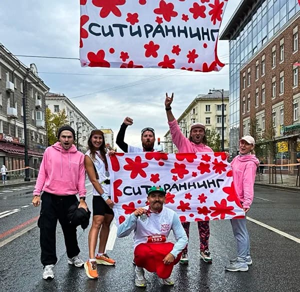 Участники клуба на городском забеге с клубным флагом